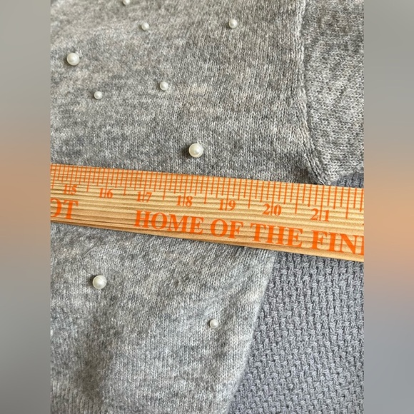 H&M Women’s Gray, Pearl, Cropped Cardigan Sweater, 3 Fabric Buttons; Size Small - Picture 8 of 9